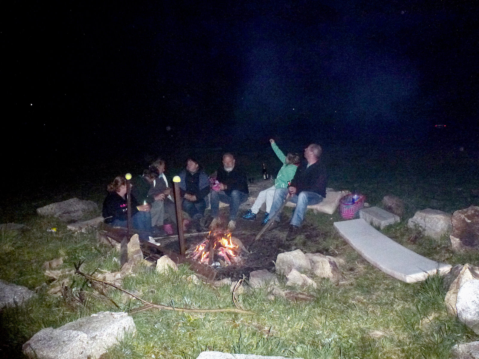 Faire un feu de camp ensemble sur le terrain