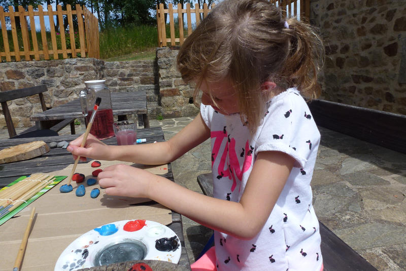 Peindre des pierres pour le jeu le morpion